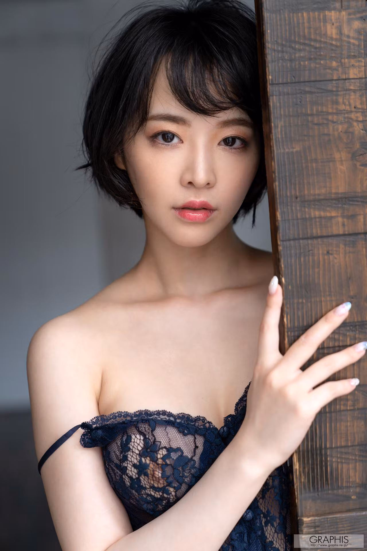 三宫つばき身穿深蓝色蕾丝透视内衣靠在木门旁眼神妩媚摆拍